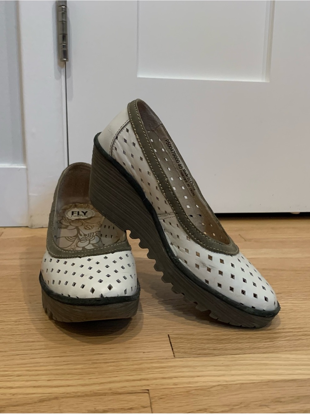 VGUC Fly London White Perforated Wedge Shoe with Olive Trim Size 40